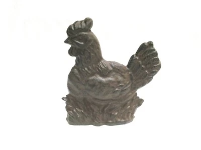 Parada de puerta de hierro fundido gallina en un nido marrón rústico (182-2021) Foto 1 de 2