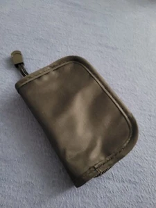 Funda negra suave con cremallera para auriculares con bucles de compartimento con cremallera - Imagen 1 de 3
