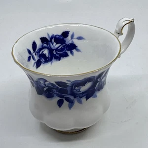 1 taza de té azul y blanco Royal Albert Aristocrat vintage - Imagen 1 de 7