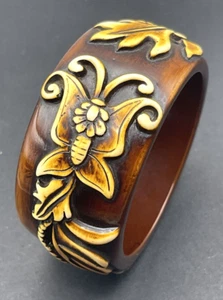 Brazalete de plástico grueso tallado de colección escultura flores marrón - Imagen 1 de 7