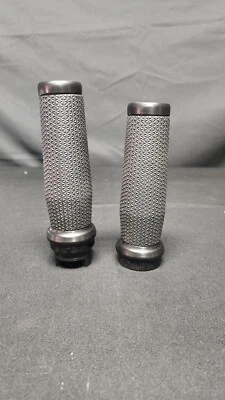 Kuryakyn Thresher Grips for Indian Scout, Satin Black [7741] — 第 1/2 张图片