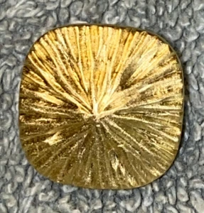 Vintage Knopf goldfarben quadratisch strukturiert - Bild 1 von 5