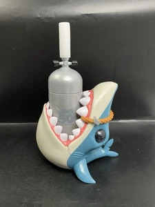 Universal Studios Jaws 50th Anniversary Shark Tank Sipper Cup Souvenir Bottle - Bild 1 von 10