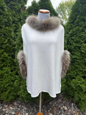 LOVE TOKEN Mistura de Lã OFF WHITE Acabamento de Pele de Guaxinim Genuíno PONCHO XALE CAPA ENVOLTÓRIO - Imagem 1 de 4