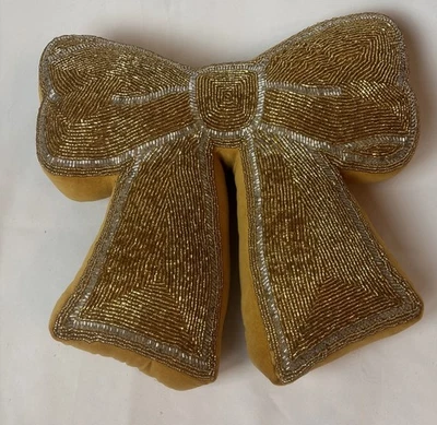 Almohada con lazo de terciopelo dorado con cuentas brillo y brillo decoración de diseñador glamour navideño Foto 1 de 4