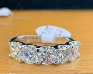Schöner Ring 1,50 kt Rundschliff simulierter Diamant fünf Steine 14 kt Weißgold plattiert - Bild 1 von 7