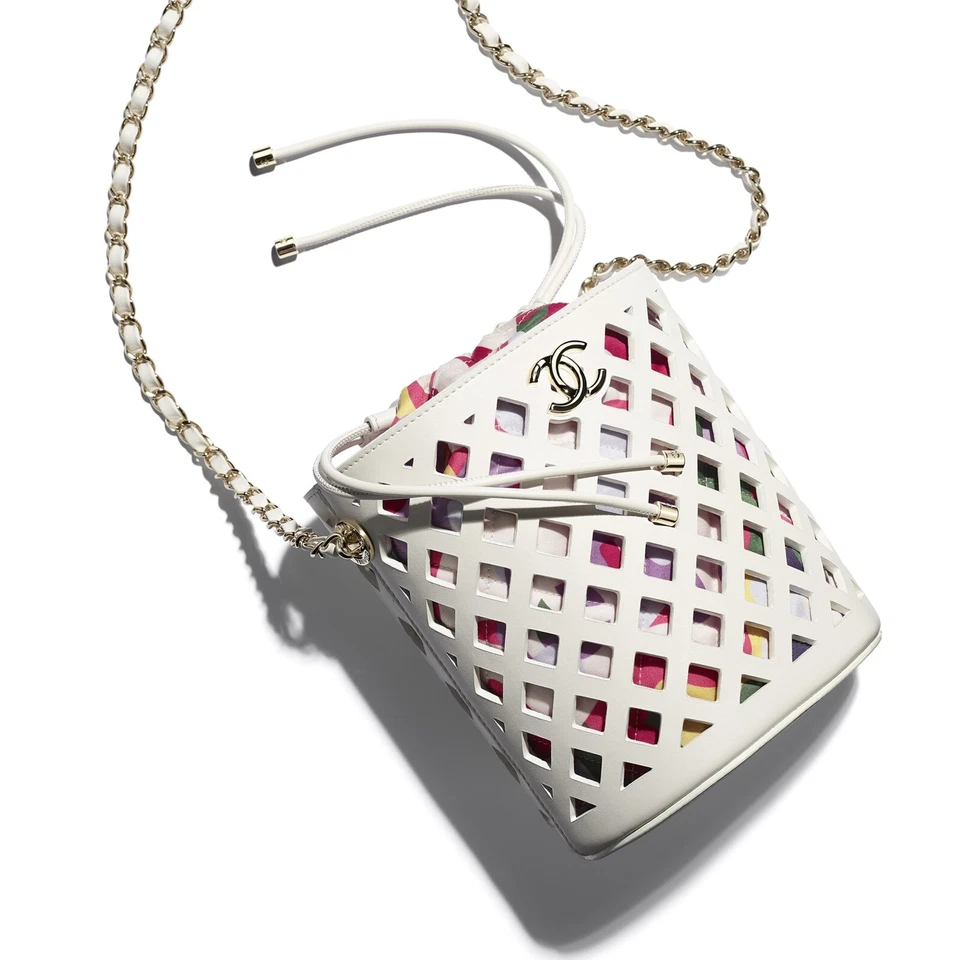 Chanel Bolso Cubo Blanco Perforado Bolso Cartera NUEVO Acolchado Rosa Púrpura Playa Foto 1 de 4