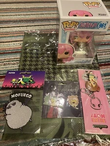 Akibento Exclusive Items Patch, PinSet, Schlüsselanhänger, Funko Pops, grüne Decke - Bild 1 von 2