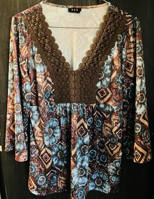 Túnica/top R•Q•T’s mediana informal manga 3/4 multicolor floral poli/spandex cuello en V Foto 1 de 4