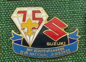 Spilla vintage BSA Boy Scouts of America Suzuki 11° Jamboree nazionale 1985 - Foto 1 di 1