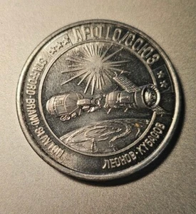 METAL VOLADO ESPACIAL de Satélites Apolo y Soyuz - Medallón Conmemorativo - Imagen 1 de 4