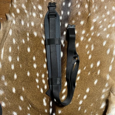 Eslinga para rifle acolchada negra con pivotes brutos Advantage conexión exterior Foto 1 de 4