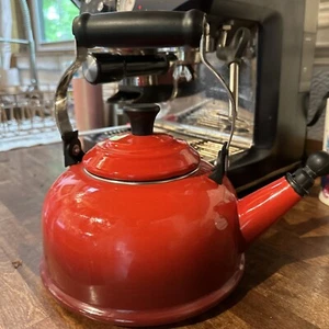 Tetera Le Creuset roja de 1,7 cuartos de galón y tapa esmalte ombre sobre acero - dañada - Imagen 1 de 4