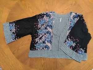 Blusa Free People talla pequeña negra con flores azules y rosas mangas anchas de campana - Imagen 1 de 12