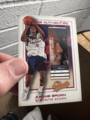 Fleer Authentix 2001-02 - Kwame Brown/1250 (RC) con foto de MJ en el boleto Foto 1 de 4