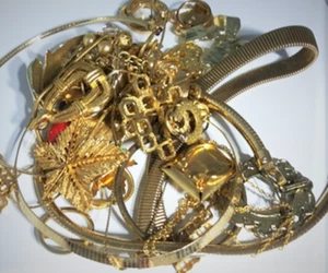 Lote mixto de joyas y relojes de recuperación de chatarra chapados en oro vintage de 532 gramos - Imagen 1 de 3