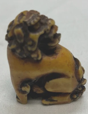 Netsuke Foo 狗,石石狮子狗,坐雕刻树脂日本艺术雕像 — 第 1/4 张图片
