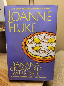 Banana Cream Pie Murder (HS #23) by Joanne Fluke SIGNED 1st & 1st HB DJ VGC!! - Picture 1 of 12