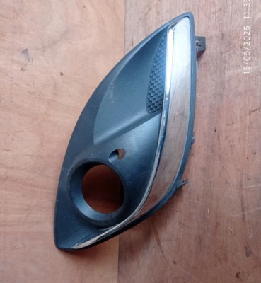 REJILLA ANTINIEBLA DELANTERA CERCANA VAUXHALL CORSA D 2009-2014 13286025 Foto 1 de 4