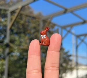 Puppenhaus Schokolade Osterhase Hase Miniatur 1:12 Mini Deko weiße Schleife - Bild 1 von 2