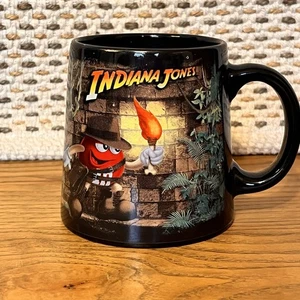 Taza Indiana Jones M&M 2008 negra punta ancha fondo a prueba Lucasfilm Inc. - Imagen 1 de 5