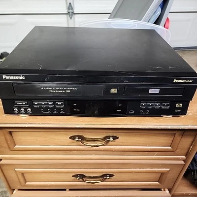 Panasonic PV-D4732 Doble Función VHS VCR DVD Combo Grabadora de Video Foto 1 de 4