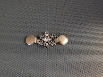 Strickjacken Clip Verschluss Schmuck Klammer Silber Form "Blume" mit Strass OVP - Bild 1 von 4