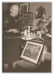 Frau vor Geburtstagstisch 1965 PNIN Roman Vladimir Nabokov Charlie Chaplin Foto - Picture 1 of 2