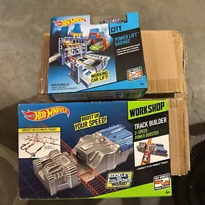 HOT WHEELS OFFICINA BINARIO COSTRUTTORE 2 VELOCITÀ POWER BOOSTER & CITY POWER LIFT GARAGE - Foto 1 di 9