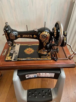 machine à coudre ancienne portable dans son coffre marque JONES. D'occasion  - Photo 1/3
