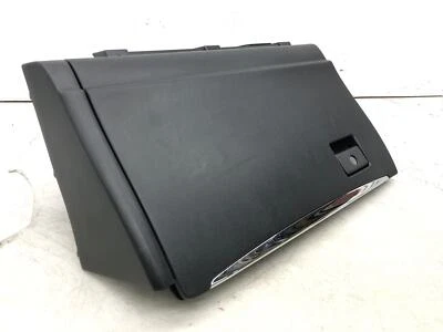 INFINITI QX80 2014-2021 TABLERO GUANTERA CONTENEDOR DE ALMACENAMIENTO GRAFITO 681021LA0A OEM Foto 1 de 4