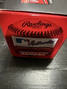 Pelota de juego oficial de béisbol de las Grandes Ligas 2025 con vitrina y logotipo - Imagen 1 de 9