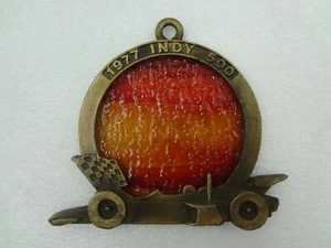 1977 Indy 500 Messing Plakette Sonnenfänger - Vintage - Bild 1 von 9