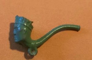 Vintage Cracker Jack Metall Charm Spielzeug Häuptling Kopf Pfeife grün - Bild 1 von 5