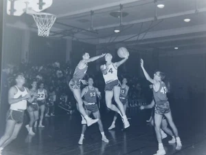 Foto antigua original de baloncesto universitario de Utica & Hamilton 1960 negativo H19 - Imagen 1 de 4