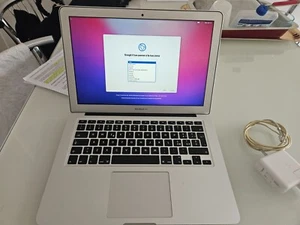 Apple MacBook Air 13" i5 @ 1.6GHz 4GB 256GB SSD 1000 tastiera Qwerty anno 2015 - Afbeelding 1 van 16