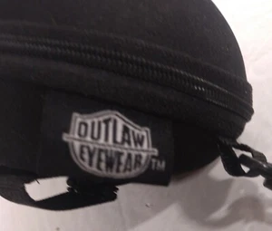 OUTLAW EYEWEAR custodia rigida nera con cerniera a conchiglia occhiali da sole - Foto 1 di 6