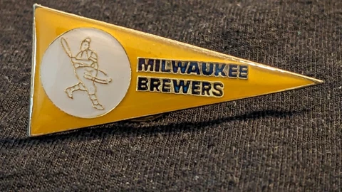 VINTAGE MLB MILWAUKEE BREWERS OLD SCHOOL PENNANT GLOSSY COLLECTIBLE PIN 1.75" Cover