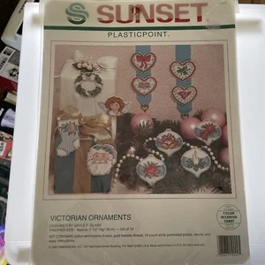Juego de 12 adornos victorianos punto de cruz de colección Sunset Plasticpoint 19009 nuevo en paquete - Imagen 1 de 3