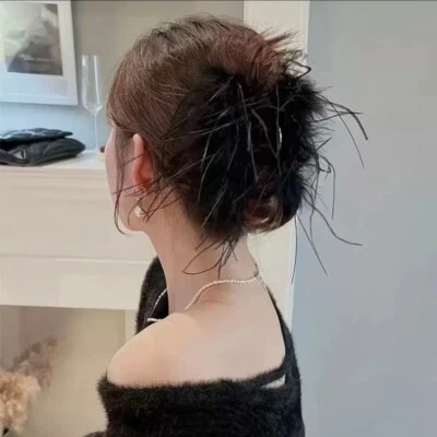 Feather claw clips, Feather, Long hair, Curly hair - Image 1 of 4