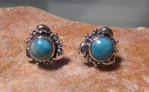 Pendientes de tachuelas turquesa de plata esterlina de 6 mm de cabina redonda. Bolsa de regalo. - Imagen 1 de 5