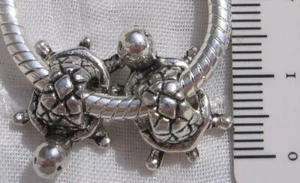 2 PERLES CHARMS TORTUE 2 FACES METAL ARGENTE 15x11mm TROU 5mm POUR SERPENT *E75 - Picture 1 of 1