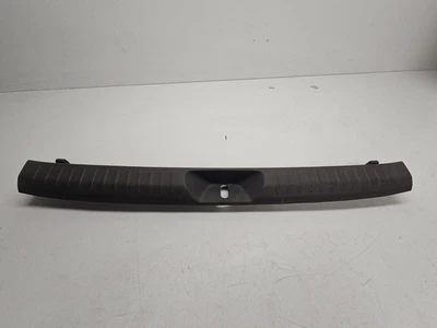 2012-2014 TOYOTA PRIUS PLUS  V REAR BOOT TRUNK LOCK PLASTIC PANEL TRIM OEM — 第 1/4 张图片