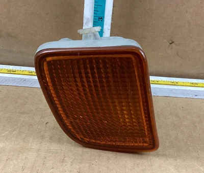 Luz de estacionamiento para parachoques del lado derecho del pasajero Toyota Tacoma 1998-2000 OEM Foto 1 de 4