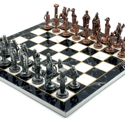 Juego de ajedrez de madera con patrón de mármol blanco y negro con piezas de ajedrez de metal británico Foto 1 de 4