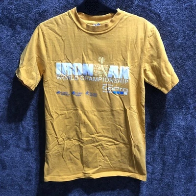 Camisa Ironman Campeonato Mundial Hombres Pequeña Amarilla 2014 GoPro Hawaii Kokua Crew Foto 1 de 4