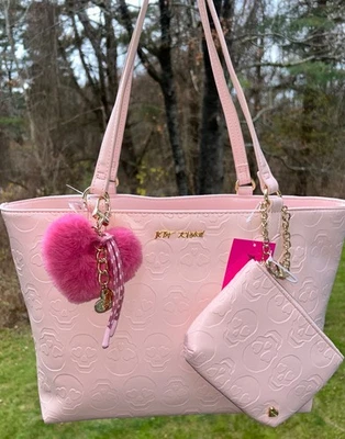 ¡NUEVO! NUEVO CON ETIQUETAS BETSEY JOHNSON XOTOTEY Bolso Grande Calavera Repujado + Muñequera Rosa Claro Foto 1 de 4