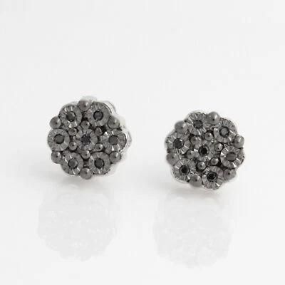 Aretes con flores redondos naturales enchapados en oro blanco de 14K en plata Foto 1 de 4