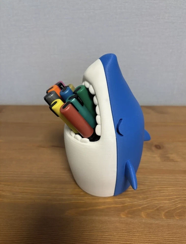 Soporte para bolígrafo Shark - Organizador de escritorio impreso en 3D - Mensaje para el color deseado Foto 1 de 3