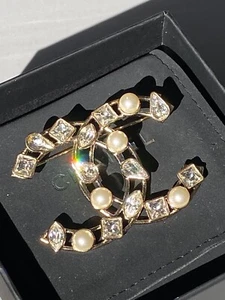 2019K CHANEL CLASSIC GOLD LARGE CC LOGO PEARLS CRYSTALS BROOCH PIN PRE-OWNED - Picture 1 of 9